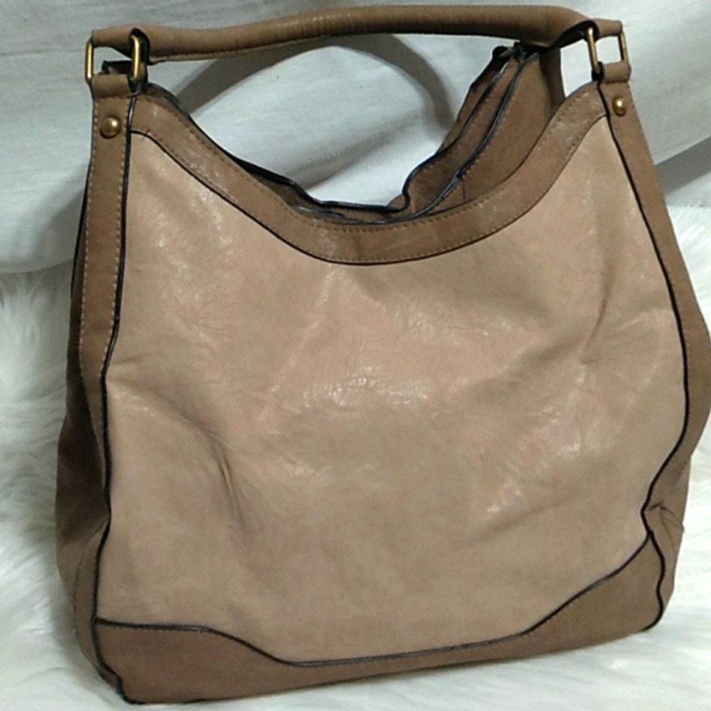 (#31) SALE! Bueno Shoulder Bag In Very Good Condition - Picture 5 of 14
